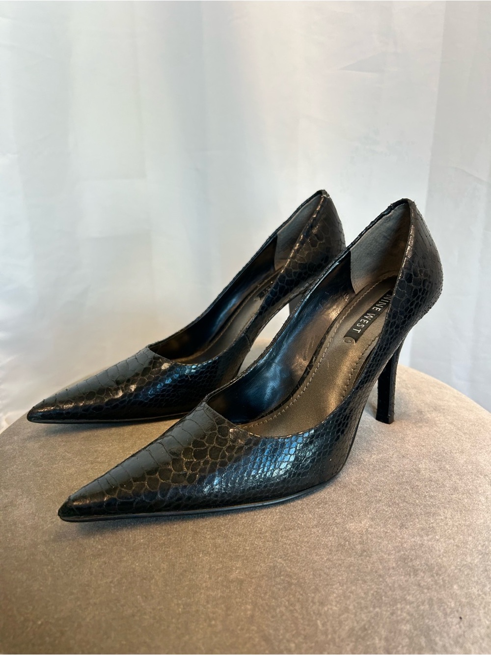 Nine West black snake print embossed high heel pumps Sz 9